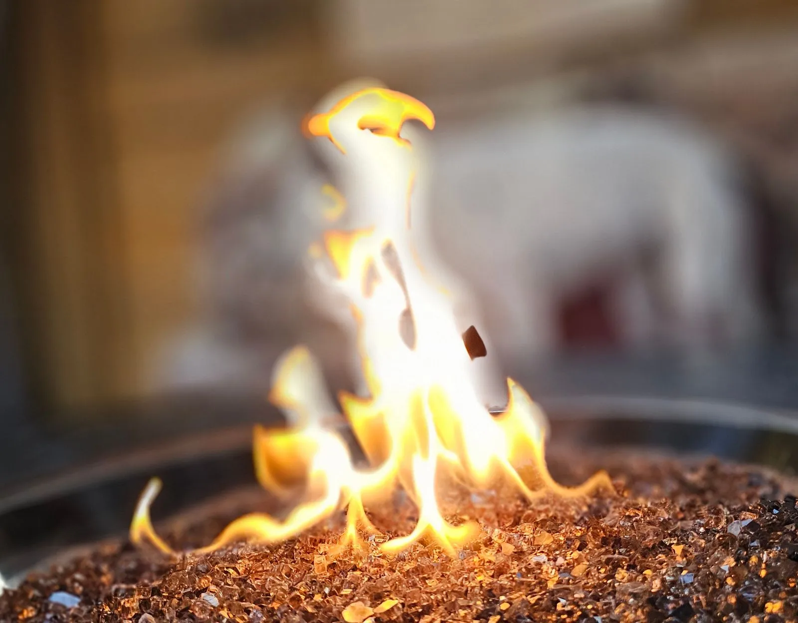 Outdoor gas fire pit with glass stones
